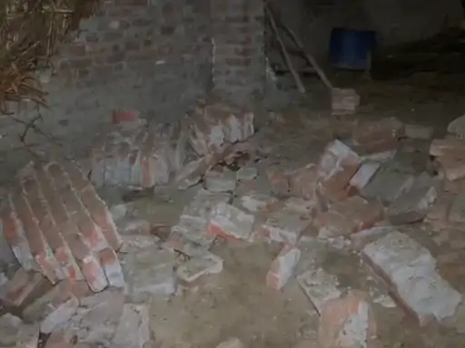 दीवार गिरने से 7 बच्चे दबे — ट्रैक्टर-ट्रॉली की टक्कर से मचा हाहाकार